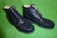 hoher Damenstiefel mit Lochung