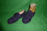 Damenschuh mit Innenschuh in violett mit Wulst auf der Spitze
