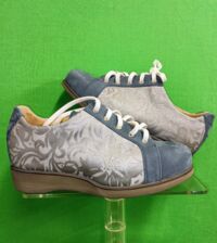 Damenschuhe mit geprägtem silbernem Leder im Schlittschuhschnitt