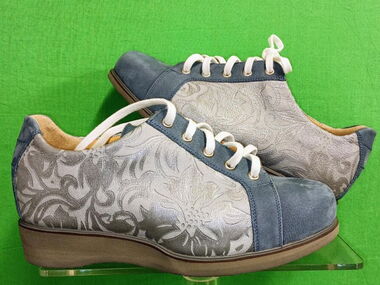 Damenschuhe mit geprägtem silbernem Leder im Schlittschuhschnitt