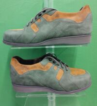 Damenschuh aus grünem Velourleder und geprägtem mittelbraunem Leder mit grauem Boden