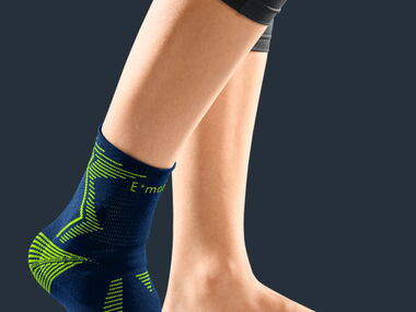 Sportliche Sprunggelenksbandage
