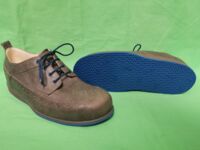 Herrenschuh mit Lyralochung und blauer Sohle