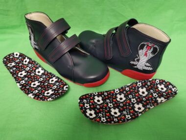 Kinderschuh mit Bügelbild, roter Sohle und Fußballbezug