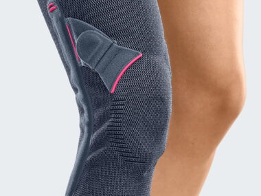 Kniebandage mit Haftrand und Polster
