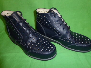 hoher Damenstiefel mit Lochung
